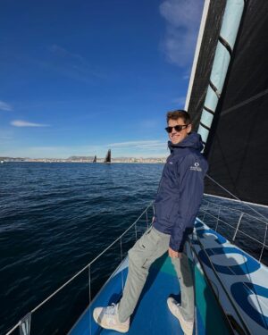 Miguel Bernardeau Instagram - Gracias a @biotherm y al equipo del IMOCA por dejarme navegar en un barco tan especial. 💙. Mucha suerte en vuestro viaje. #biotherm #biothermsailing