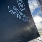 Miguel Bernardeau Instagram - Gracias a @biotherm y al equipo del IMOCA por dejarme navegar en un barco tan especial. 💙. Mucha suerte en vuestro viaje. #biotherm #biothermsailing