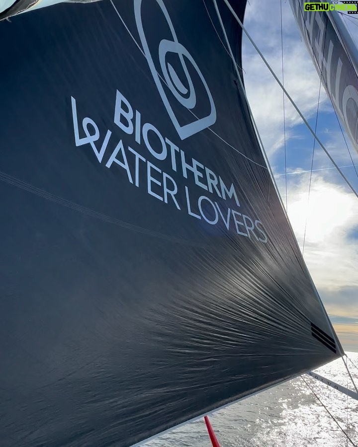 Miguel Bernardeau Instagram - Gracias a @biotherm y al equipo del IMOCA por dejarme navegar en un barco tan especial. 💙. Mucha suerte en vuestro viaje. #biotherm #biothermsailing