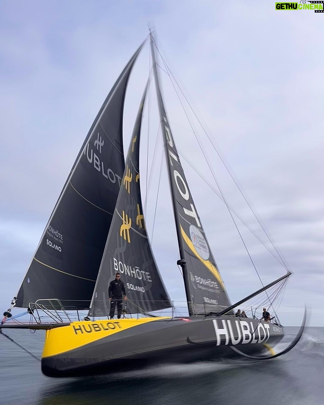 Miguel Bernardeau Instagram - Volando en el IMOCA con @hublot y su capitán @alan_roura , Gracias!! #hublotsailingteam Lorient la Base