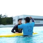 Miguel Bernardeau Instagram - Hoy es el día mundial de la salud y quería recordar lo bien que me lo pasé en los entrenamientos de surf adaptado con @kind_surf en @wavegarden_official. Gracias @aritz_aranburu por invitarme, por crear este proyecto y por ser un MAESTRO. Ojalá poder volver este año. Vídeo: @thefrogeye Edit: @gorkagurdi