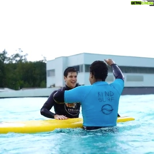 Miguel Bernardeau Instagram - Hoy es el día mundial de la salud y quería recordar lo bien que me lo pasé en los entrenamientos de surf adaptado con @kind_surf en @wavegarden_official. Gracias @aritz_aranburu por invitarme, por crear este proyecto y por ser un MAESTRO. Ojalá poder volver este año. Vídeo: @thefrogeye Edit: @gorkagurdi