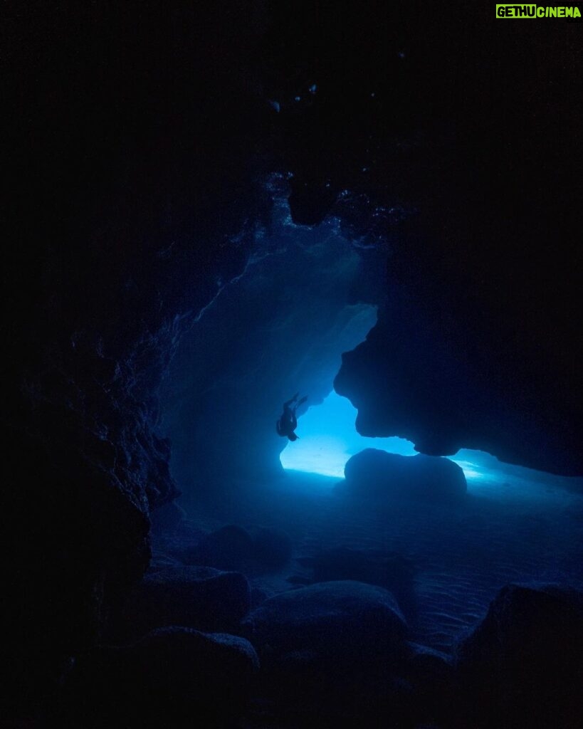 Miguel Bernardeau Instagram - Azul oscuro casi negro 📸: @keanusutra