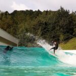 Miguel Bernardeau Instagram - Gracias @wavegarden_official, este es un lugar para soñar, que locura, creo que todo el que disfrute del surf entenderá que pedir el tipo de ola que quieras, cuando y cuentas quieras es algo único. Compartirlo con @aritz_aranburu @gorkagurdi y @thefrogeye ya ni te cuento. No tengo palabras para explicar lo que disfruto cada vez que vengo, lo digo muy enserio, mucho. 📸: @gorkagurdi