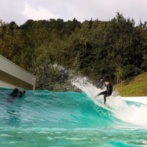 Miguel Bernardeau Instagram - Gracias @wavegarden_official, este es un lugar para soñar, que locura, creo que todo el que disfrute del surf entenderá que pedir el tipo de ola que quieras, cuando y cuentas quieras es algo único. Compartirlo con @aritz_aranburu @gorkagurdi y @thefrogeye ya ni te cuento. No tengo palabras para explicar lo que disfruto cada vez que vengo, lo digo muy enserio, mucho.
📸: @gorkagurdi