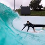Miguel Bernardeau Instagram - Gracias @wavegarden_official, este es un lugar para soñar, que locura, creo que todo el que disfrute del surf entenderá que pedir el tipo de ola que quieras, cuando y cuentas quieras es algo único. Compartirlo con @aritz_aranburu @gorkagurdi y @thefrogeye ya ni te cuento. No tengo palabras para explicar lo que disfruto cada vez que vengo, lo digo muy enserio, mucho. 📸: @gorkagurdi