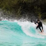 Miguel Bernardeau Instagram - Gracias @wavegarden_official, este es un lugar para soñar, que locura, creo que todo el que disfrute del surf entenderá que pedir el tipo de ola que quieras, cuando y cuentas quieras es algo único. Compartirlo con @aritz_aranburu @gorkagurdi y @thefrogeye ya ni te cuento. No tengo palabras para explicar lo que disfruto cada vez que vengo, lo digo muy enserio, mucho. 📸: @gorkagurdi