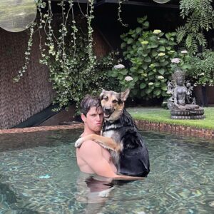 Miguel Bernardeau Instagram - ❤️(está aprendiendo a nadar y bucear)