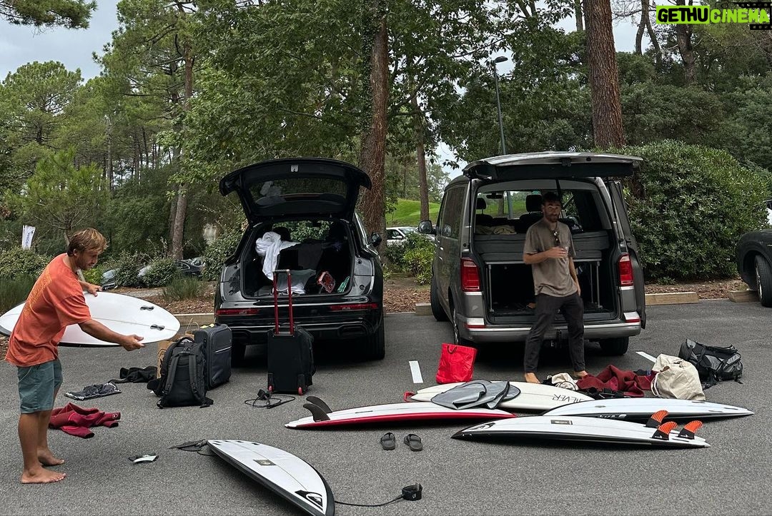 Miguel Bernardeau Instagram - Les Landes avec @aritz_aranburu @thefrogeye Merci beaucoup @quiksilver_festival @quiksilver for taking care of us!!! 🙏🏽💙 📸: @thefrogeye