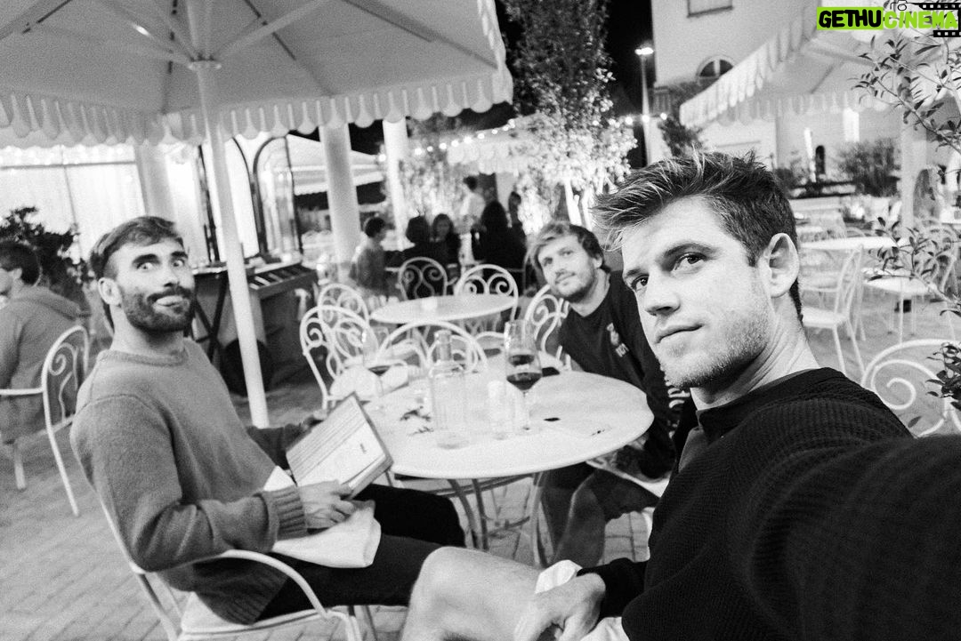 Miguel Bernardeau Instagram - Les Landes avec @aritz_aranburu @thefrogeye Merci beaucoup @quiksilver_festival @quiksilver for taking care of us!!! 🙏🏽💙 📸: @thefrogeye