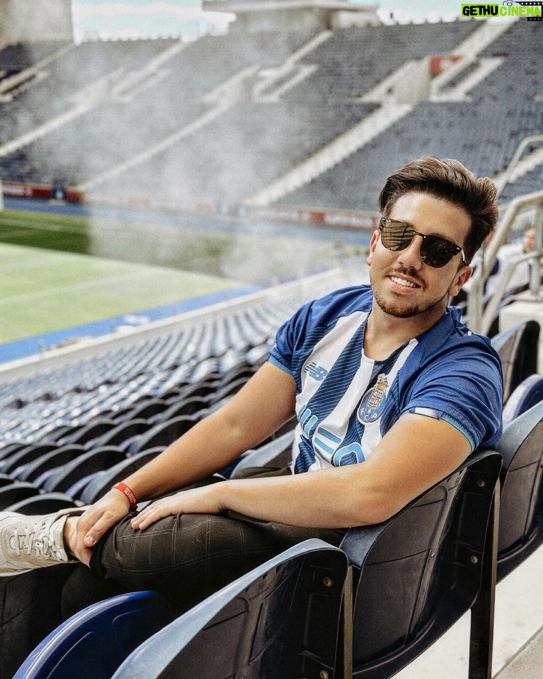 Miguel Cirillo Instagram - Trabalhar em casa é sempre mais fácil 🎬🔜💙 @fcporto @betano_portugal Estádio Do Dragão