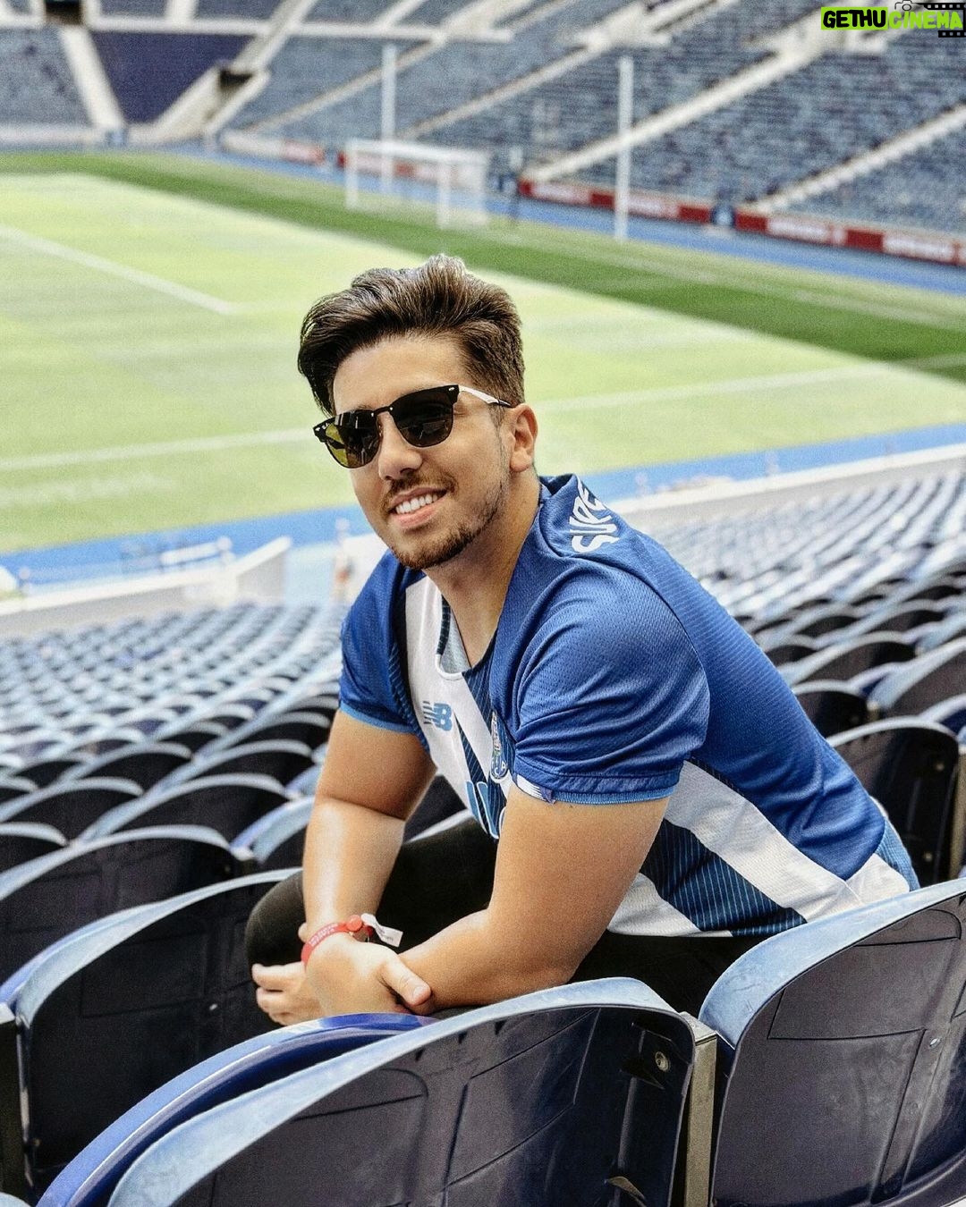 Miguel Cirillo Instagram - Trabalhar em casa é sempre mais fácil 🎬🔜💙 @fcporto @betano_portugal Estádio Do Dragão