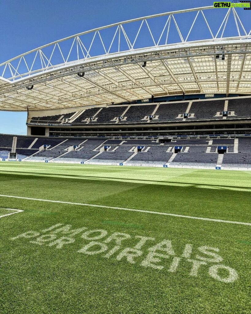 Miguel Cirillo Instagram - Trabalhar em casa é sempre mais fácil 🎬🔜💙 @fcporto @betano_portugal Estádio Do Dragão