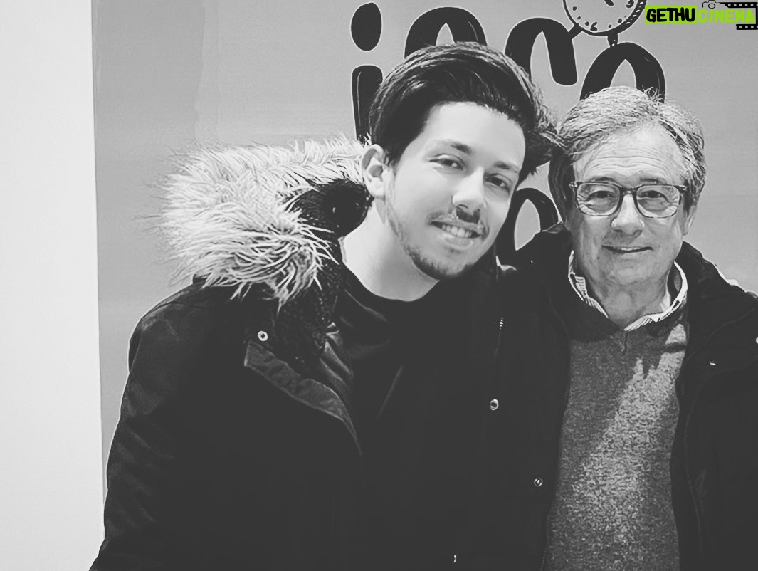 Miguel Cirillo Instagram - Este texto foi escrito, reescrito, lido, relido, editado, pensado e mesmo assim não vou conseguir transmitir metade. Ainda não caí em mim. Meu querido Luis, o meu tio da representação, alguém que me inspira praticamente desde que nasci. Alguém que tinha sempre aquela palavra carinhosa para me dar. A mim e a todos os que o rodeavam. Aquela pessoa que só a presença já significava luz. Muita luz. No último post mostro 0,01% de tantas mensagens que trocávamos assim como no que demonstrávamos publicamente pelos comentários quase diariamente. E isto não era quase nada. Largos minutos a conversar sobre a vida. Sobre tudo, sobre nada. Ali você diz “Como me deixa feliz ter uma mensagem sua, Miguel”. Não senhor Luís, como me deixa a mim feliz por ter uma mensagem sua. Eternizo aquilo que lhe disse porque se existe algo que até me deixa com o coração mais calmo foi que lhe transmiti sempre o que o meu coração dizia e pensava sobre a sua pessoa, não deixei por dizer, não guardo essa mágoa. Obrigado por me ter inspirado a ser aquela “pessoa bonita” que você diz que sou. Você inspirou-me. Você irá inspirar-me o resto da vida. A mim, à sua família, amigos e colegas com a qual trabalhámos. Vamos aprender a olhar mais à nossa volta. Não neguem o mais pequeno sinal de quem está ao vosso lado. Deixamos algo pendente há cerca de duas semanas, querido Luís. Eu vou concluir por si. Vou fazer por si. Até sempre, Menino Tonecas 🤍🕊️ Lisbon, Portugal