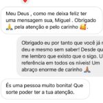 Miguel Cirillo Instagram - Este texto foi escrito, reescrito, lido, relido, editado, pensado e mesmo assim não vou conseguir transmitir metade. Ainda não caí em mim. Meu querido Luis, o meu tio da representação, alguém que me inspira praticamente desde que nasci. Alguém que tinha sempre aquela palavra carinhosa para me dar. A mim e a todos os que o rodeavam. Aquela pessoa que só a presença já significava luz. Muita luz. No último post mostro 0,01% de tantas mensagens que trocávamos assim como no que demonstrávamos publicamente pelos comentários quase diariamente. E isto não era quase nada. Largos minutos a conversar sobre a vida. Sobre tudo, sobre nada. Ali você diz “Como me deixa feliz ter uma mensagem sua, Miguel”. Não senhor Luís, como me deixa a mim feliz por ter uma mensagem sua. Eternizo aquilo que lhe disse porque se existe algo que até me deixa com o coração mais calmo foi que lhe transmiti sempre o que o meu coração dizia e pensava sobre a sua pessoa, não deixei por dizer, não guardo essa mágoa. Obrigado por me ter inspirado a ser aquela “pessoa bonita” que você diz que sou. Você inspirou-me. Você irá inspirar-me o resto da vida. A mim, à sua família, amigos e colegas com a qual trabalhámos. Vamos aprender a olhar mais à nossa volta. Não neguem o mais pequeno sinal de quem está ao vosso lado. Deixamos algo pendente há cerca de duas semanas, querido Luís. Eu vou concluir por si. Vou fazer por si. Até sempre, Menino Tonecas 🤍🕊️ Lisbon, Portugal
