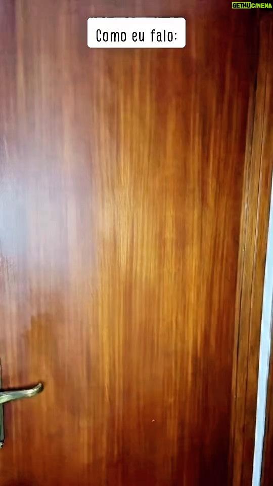 Miguel Cirillo Instagram - O “ouuu” e o som no final fazem parte 😂😂😂 #comedy #portugal #brasil #comedia #funny