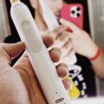 Miguel Cirillo Instagram - Desde que a @oralbpt me convidou para experimentar a escova de dentes elétrica Oral-B Pro 3, nunca mais usei uma escova manual. A diferença é enorme e os três modos de escovagem facilitam imenso: 1 - Para quem quer uma escovagem diária normal; 2 - Para quem tem os dentes mais sensíveis; 3 - Para quem quer potenciar o branqueamento dos dentes. Experimenta!!! 🦷😁 #SorrisoOralB #RotinaOralB #PUB Porto, Portugal