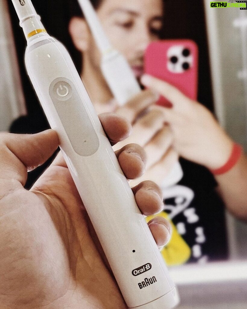 Miguel Cirillo Instagram - Desde que a @oralbpt me convidou para experimentar a escova de dentes elétrica Oral-B Pro 3, nunca mais usei uma escova manual. A diferença é enorme e os três modos de escovagem facilitam imenso: 1 - Para quem quer uma escovagem diária normal; 2 - Para quem tem os dentes mais sensíveis; 3 - Para quem quer potenciar o branqueamento dos dentes. Experimenta!!! 🦷😁 #SorrisoOralB #RotinaOralB #PUB Porto, Portugal