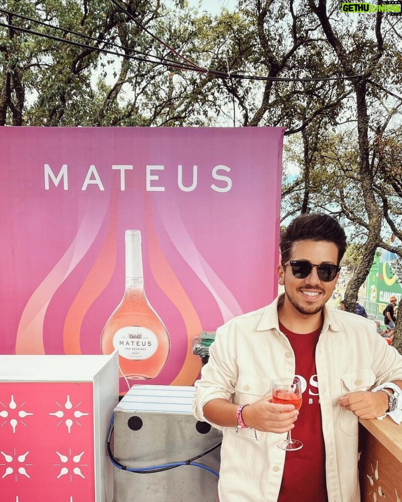 Miguel Cirillo Instagram - No bar mais cool do Rock in Rio Lisboa, o @mateusrosewine Wine Experience 🍷 #MaisRosé #Mateus80 #mateuslovesmusic #PUB