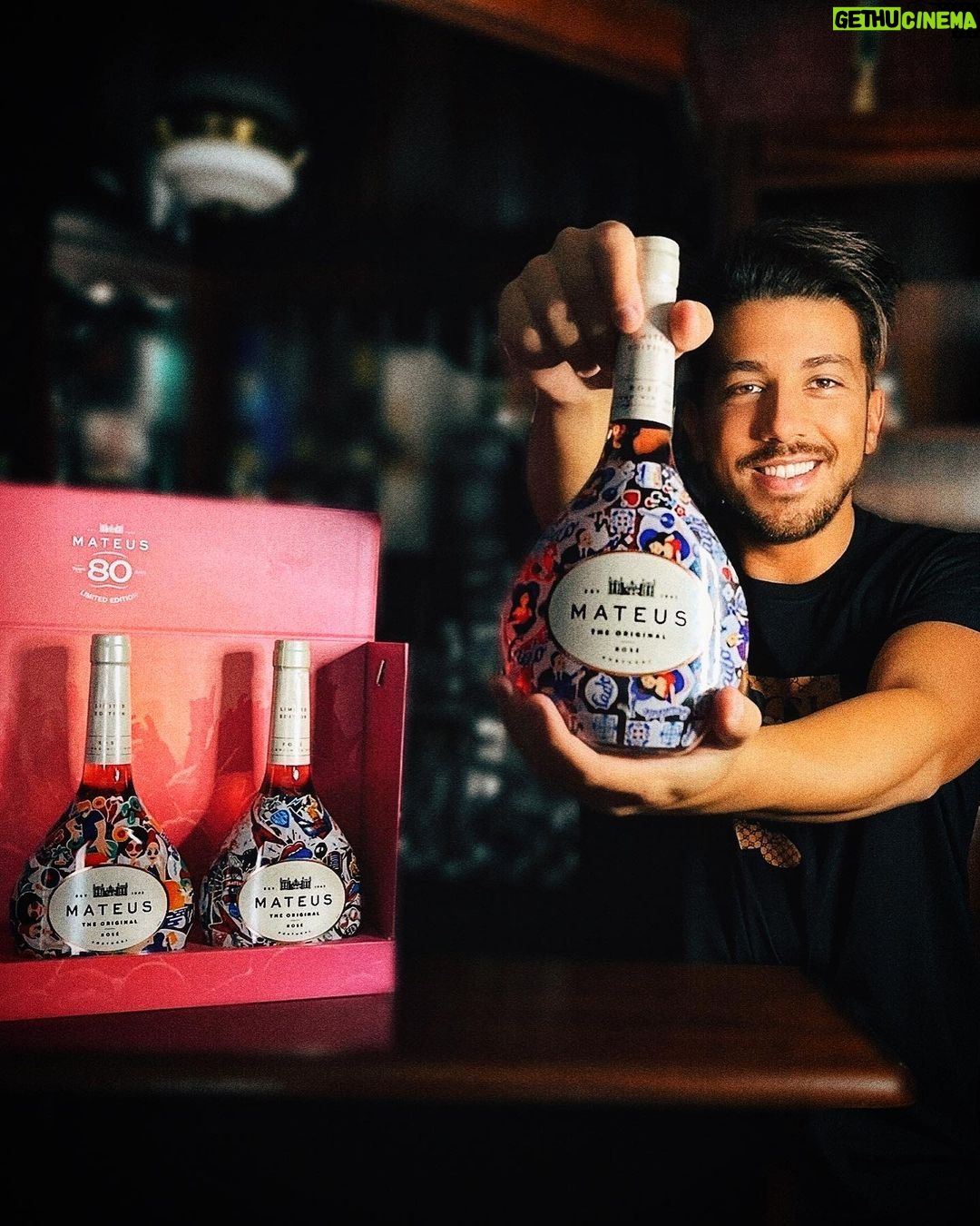 Miguel Cirillo Instagram - Malta, como sabem eu sou um apaixonado incondicional dos vinhos Mateus Rosé e este ano celebra-se 80 anos de uma história linda. Criaram uma edição especial com 3 garrafas com 3 estilos de música e eu escolhi qual? FADO! Porquê? Porque é algo tão puro, tão nosso 🇵🇹 E para celebrarmos todos juntos, a @mateusrosewine convidou-me para estar presente no próximo sábado no Rock In Rio Lisboa e como é óbvio lá estarei e conto com vocês junto da Mateus Rosé no Parque da Bela Vista para curtirmos @muse juntos 🤟🏽 #MaisRosé #Mateus80 #MateusLovesMusic @mateusrosewine #PUB Patrocinado