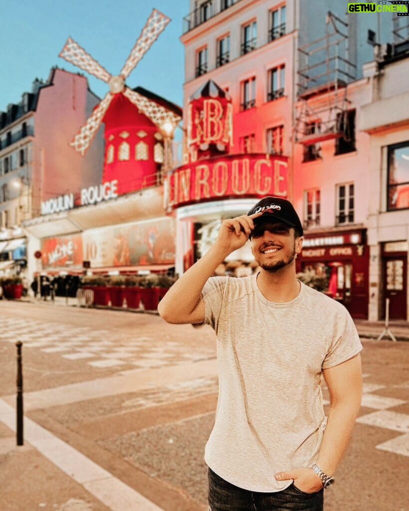 Miguel Cirillo Instagram - Fez-me lembrar o "Bolhão Rouge" que o Porto Canal fazia há uns anos 🌹 Moulin-Rouge