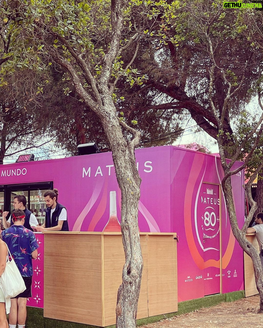Miguel Cirillo Instagram - No bar mais cool do Rock in Rio Lisboa, o @mateusrosewine Wine Experience 🍷 #MaisRosé #Mateus80 #mateuslovesmusic #PUB
