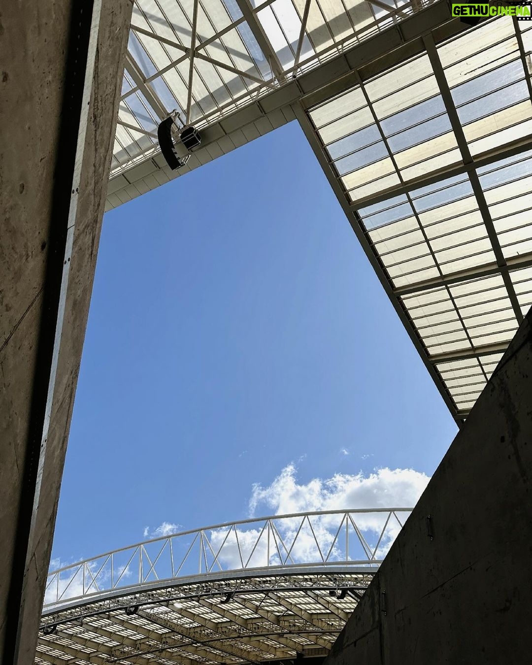 Miguel Cirillo Instagram - Trabalhar em casa é sempre mais fácil 🎬🔜💙 @fcporto @betano_portugal Estádio Do Dragão