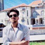 Miguel Cirillo Instagram - Diz-se que confiança é a base de tudo, certo malta? E vocês respondem: CERTO! Então, eu tenho confiança no meu barbear porque é aqui que entra a GILLETTE LABS. Nada melhor do que termos um parceiro que nos permite ter um barbear de confiança. E como? Vamos lá ver, o suporte magnético da GILLETTE LABS permite guardar a máquina na vertical, o que faz com que se mantenha sempre limpa, seca e pronta a barbear. Incrível, certo @gillette_pt ? CERTO! 🪒 #GilletteLabs #BarbearExfoliante #PUB Vila Nova de Gaia, Portugal