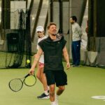 Miguel Cristovinho Instagram - E como só dança sabe a pouco, ao que parece os meus sábados agora têm de ter uma forte componente desportiva - a semana passada foi futsal e hoje vim dar o meu modesto contributo no torneio de ténis Rising Stars. Passo a explicar: para celebrar os seus 50 anos de apoio ao ténis, o @bnpparibas_pt decidiu lançar a primeira equipa portuguesa de jovens talentos no desporto. O programa Rising Stars tem como objetivo desenvolver e impulsionar o potencial desportivo dos jogadores, oferecendo-lhes apoio educativo fixo (consultas de nutrição, coaching, avaliações físicas e funcionais) e um apoio desportivo onde os jovens podem alocar sessões de treino, participações em torneios e outras necessidades relacionadas com a sua condição física e mental. Fiquei na equipa da Noa e conseguimos um honroso 4º lugar. Boa sorte a estes miúdos que são realmente umas estrelas, e parabéns a quem promove iniciativas destas - fazer desporto na minha infância abriu-me horizontes, mudou-me a forma de olhar o mundo e quem me rodeia e ensinou-me grande parte dos valores que mais prezo na minha vida • os nossos jovens merecem🤞🏼