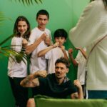 Miguel Cristovinho Instagram - E como só dança sabe a pouco, ao que parece os meus sábados agora têm de ter uma forte componente desportiva - a semana passada foi futsal e hoje vim dar o meu modesto contributo no torneio de ténis Rising Stars. Passo a explicar: para celebrar os seus 50 anos de apoio ao ténis, o @bnpparibas_pt decidiu lançar a primeira equipa portuguesa de jovens talentos no desporto. O programa Rising Stars tem como objetivo desenvolver e impulsionar o potencial desportivo dos jogadores, oferecendo-lhes apoio educativo fixo (consultas de nutrição, coaching, avaliações físicas e funcionais) e um apoio desportivo onde os jovens podem alocar sessões de treino, participações em torneios e outras necessidades relacionadas com a sua condição física e mental. Fiquei na equipa da Noa e conseguimos um honroso 4º lugar. Boa sorte a estes miúdos que são realmente umas estrelas, e parabéns a quem promove iniciativas destas - fazer desporto na minha infância abriu-me horizontes, mudou-me a forma de olhar o mundo e quem me rodeia e ensinou-me grande parte dos valores que mais prezo na minha vida • os nossos jovens merecem🤞🏼