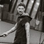 Miguel Cristovinho Instagram - E como só dança sabe a pouco, ao que parece os meus sábados agora têm de ter uma forte componente desportiva - a semana passada foi futsal e hoje vim dar o meu modesto contributo no torneio de ténis Rising Stars. Passo a explicar: para celebrar os seus 50 anos de apoio ao ténis, o @bnpparibas_pt decidiu lançar a primeira equipa portuguesa de jovens talentos no desporto. O programa Rising Stars tem como objetivo desenvolver e impulsionar o potencial desportivo dos jogadores, oferecendo-lhes apoio educativo fixo (consultas de nutrição, coaching, avaliações físicas e funcionais) e um apoio desportivo onde os jovens podem alocar sessões de treino, participações em torneios e outras necessidades relacionadas com a sua condição física e mental. Fiquei na equipa da Noa e conseguimos um honroso 4º lugar. Boa sorte a estes miúdos que são realmente umas estrelas, e parabéns a quem promove iniciativas destas - fazer desporto na minha infância abriu-me horizontes, mudou-me a forma de olhar o mundo e quem me rodeia e ensinou-me grande parte dos valores que mais prezo na minha vida • os nossos jovens merecem🤞🏼