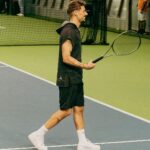 Miguel Cristovinho Instagram - E como só dança sabe a pouco, ao que parece os meus sábados agora têm de ter uma forte componente desportiva - a semana passada foi futsal e hoje vim dar o meu modesto contributo no torneio de ténis Rising Stars. Passo a explicar: para celebrar os seus 50 anos de apoio ao ténis, o @bnpparibas_pt decidiu lançar a primeira equipa portuguesa de jovens talentos no desporto. O programa Rising Stars tem como objetivo desenvolver e impulsionar o potencial desportivo dos jogadores, oferecendo-lhes apoio educativo fixo (consultas de nutrição, coaching, avaliações físicas e funcionais) e um apoio desportivo onde os jovens podem alocar sessões de treino, participações em torneios e outras necessidades relacionadas com a sua condição física e mental. Fiquei na equipa da Noa e conseguimos um honroso 4º lugar. Boa sorte a estes miúdos que são realmente umas estrelas, e parabéns a quem promove iniciativas destas - fazer desporto na minha infância abriu-me horizontes, mudou-me a forma de olhar o mundo e quem me rodeia e ensinou-me grande parte dos valores que mais prezo na minha vida • os nossos jovens merecem🤞🏼