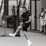 Miguel Cristovinho Instagram - E como só dança sabe a pouco, ao que parece os meus sábados agora têm de ter uma forte componente desportiva - a semana passada foi futsal e hoje vim dar o meu modesto contributo no torneio de ténis Rising Stars. Passo a explicar: para celebrar os seus 50 anos de apoio ao ténis, o @bnpparibas_pt decidiu lançar a primeira equipa portuguesa de jovens talentos no desporto. O programa Rising Stars tem como objetivo desenvolver e impulsionar o potencial desportivo dos jogadores, oferecendo-lhes apoio educativo fixo (consultas de nutrição, coaching, avaliações físicas e funcionais) e um apoio desportivo onde os jovens podem alocar sessões de treino, participações em torneios e outras necessidades relacionadas com a sua condição física e mental. Fiquei na equipa da Noa e conseguimos um honroso 4º lugar. Boa sorte a estes miúdos que são realmente umas estrelas, e parabéns a quem promove iniciativas destas - fazer desporto na minha infância abriu-me horizontes, mudou-me a forma de olhar o mundo e quem me rodeia e ensinou-me grande parte dos valores que mais prezo na minha vida • os nossos jovens merecem🤞🏼