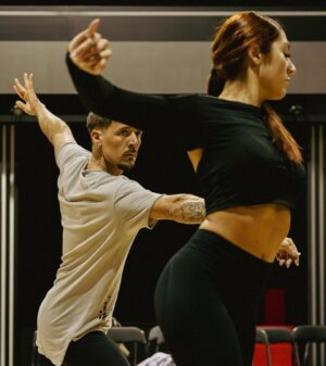 Miguel Cristovinho Instagram - por eso soy como soy 
porque yo se de donde vengo 
y es muy poco lo que tengo
pero todo te lo doy 

registos bonitos de mais uma semana de ensaios // pela cara do cifrão o que acham que vamos dançar esta semana? 

// 📸 by @catiafigueiredo.photo