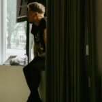Miguel Cristovinho Instagram - terceira semana, o cansaço veio mandar um ‘méquiééé’ mas… estamos cá • eu calculava que para se atingir excelência enquanto bailarino fosse como em qualquer outra arte - muito sacrifício, dedicação e consistência - mas sinceramente não tinha noção o nível de exigência necessário para se conseguir ser… decente 😂 já não sinto os braços e isto ainda agora começou • bora, a fazer mira lá em cima e vamos rumo ao primeiro 10, 10, 10 • até sábado