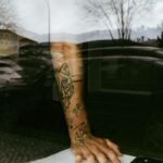 Miguel Cristovinho Instagram - terceira semana, o cansaço veio mandar um ‘méquiééé’ mas… estamos cá • eu calculava que para se atingir excelência enquanto bailarino fosse como em qualquer outra arte - muito sacrifício, dedicação e consistência - mas sinceramente não tinha noção o nível de exigência necessário para se conseguir ser… decente 😂 já não sinto os braços e isto ainda agora começou • bora, a fazer mira lá em cima e vamos rumo ao primeiro 10, 10, 10 • até sábado