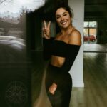 Miguel Cristovinho Instagram - terceira semana, o cansaço veio mandar um ‘méquiééé’ mas… estamos cá • eu calculava que para se atingir excelência enquanto bailarino fosse como em qualquer outra arte - muito sacrifício, dedicação e consistência - mas sinceramente não tinha noção o nível de exigência necessário para se conseguir ser… decente 😂 já não sinto os braços e isto ainda agora começou • bora, a fazer mira lá em cima e vamos rumo ao primeiro 10, 10, 10 • até sábado