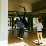 Miguel Cristovinho Instagram - terceira semana, o cansaço veio mandar um ‘méquiééé’ mas… estamos cá • eu calculava que para se atingir excelência enquanto bailarino fosse como em qualquer outra arte - muito sacrifício, dedicação e consistência - mas sinceramente não tinha noção o nível de exigência necessário para se conseguir ser… decente 😂 já não sinto os braços e isto ainda agora começou • bora, a fazer mira lá em cima e vamos rumo ao primeiro 10, 10, 10 • até sábado
