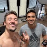 Miguel Cristovinho Instagram - ainda antes de partilhar o melhor de ontem, segue aqui o importante appreciation post ao meu irmão @activeflow_ // para quem não sabe eu conheço o Thomas desde o tempo em que éramos crianças, partilhámos casa, lugares à mesa, família e muitas memórias. umas vezes mais longe, outras mais perto, mas sempre acompanhando as vitórias e as derrotas, o crescimento de cada um, enquanto homens e enquanto profissionais. há dois meses e meio liguei-lhe e disse: “bro preciso de fazer um plano à séria. mudar hábitos, deixar de beber, fumar e comer tudo o que me apetece a qualquer hora do dia, ganhar knowledge sobre comida e sentir-me bem. mas preciso de alguém sempre em cima de mim.” eu sabia o que isso implicaria, para mim e para ele, mas respondeu-me bora. e não vacilámos. em vez de explicar-vos tudo o que fiz, prefiro aproveitar este momento para te agradecer publicamente meu querido, pela tua amizade e pelo teu profissionalismo - és enorme!! - e dizer-vos que a @activeflow_ lançou há 5 dias a sua primeira plataforma de treinos !! um projecto que leva muito suor e lágrimas de quem o criou e vos pode ajudar realmente a trabalharem a vossa mente e o vosso corpo de forma saudável • como ele se fartou de me dizer estes meses… CONFIA, VAI DAR CERTO BICHO!! • se estão à procura de motivação, confiem, e lembrem-se que disciplina e consistência não mentem 🫶