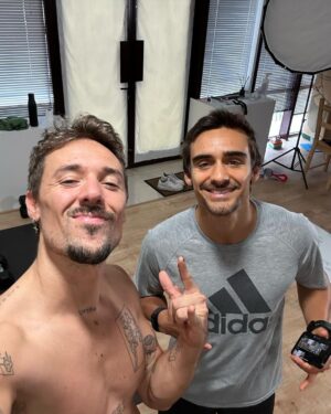 Miguel Cristovinho Instagram - ainda antes de partilhar o melhor de ontem, segue aqui o importante appreciation post ao meu irmão @activeflow_ // para quem não sabe eu conheço o Thomas desde o tempo em que éramos crianças, partilhámos casa, lugares à mesa, família e muitas memórias. umas vezes mais longe, outras mais perto, mas sempre acompanhando as vitórias e as derrotas, o crescimento de cada um, enquanto homens e enquanto profissionais. há dois meses e meio liguei-lhe e disse: “bro preciso de fazer um plano à séria. mudar hábitos, deixar de beber, fumar e comer tudo o que me apetece a qualquer hora do dia, ganhar knowledge sobre comida e sentir-me bem. mas preciso de alguém sempre em cima de mim.” eu sabia o que isso implicaria, para mim e para ele, mas respondeu-me bora. e não vacilámos. em vez de explicar-vos tudo o que fiz, prefiro aproveitar este momento para te agradecer publicamente meu querido, pela tua amizade e pelo teu profissionalismo - és enorme!! - e dizer-vos que a @activeflow_ lançou há 5 dias a sua primeira plataforma de treinos !! um projecto que leva muito suor e lágrimas de quem o criou e vos pode ajudar realmente a trabalharem a vossa mente e o vosso corpo de forma saudável • como ele se fartou de me dizer estes meses… CONFIA, VAI DAR CERTO BICHO!! • se estão à procura de motivação, confiem, e lembrem-se que disciplina e consistência não mentem 🫶