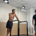 Miguel Cristovinho Instagram - ainda antes de partilhar o melhor de ontem, segue aqui o importante appreciation post ao meu irmão @activeflow_ // para quem não sabe eu conheço o Thomas desde o tempo em que éramos crianças, partilhámos casa, lugares à mesa, família e muitas memórias. umas vezes mais longe, outras mais perto, mas sempre acompanhando as vitórias e as derrotas, o crescimento de cada um, enquanto homens e enquanto profissionais. há dois meses e meio liguei-lhe e disse: “bro preciso de fazer um plano à séria. mudar hábitos, deixar de beber, fumar e comer tudo o que me apetece a qualquer hora do dia, ganhar knowledge sobre comida e sentir-me bem. mas preciso de alguém sempre em cima de mim.” eu sabia o que isso implicaria, para mim e para ele, mas respondeu-me bora. e não vacilámos. em vez de explicar-vos tudo o que fiz, prefiro aproveitar este momento para te agradecer publicamente meu querido, pela tua amizade e pelo teu profissionalismo - és enorme!! - e dizer-vos que a @activeflow_ lançou há 5 dias a sua primeira plataforma de treinos !! um projecto que leva muito suor e lágrimas de quem o criou e vos pode ajudar realmente a trabalharem a vossa mente e o vosso corpo de forma saudável • como ele se fartou de me dizer estes meses… CONFIA, VAI DAR CERTO BICHO!! • se estão à procura de motivação, confiem, e lembrem-se que disciplina e consistência não mentem 🫶