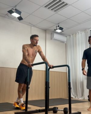 Miguel Cristovinho Instagram - ainda antes de partilhar o melhor de ontem, segue aqui o importante appreciation post ao meu irmão @activeflow_ // para quem não sabe eu conheço o Thomas desde o tempo em que éramos crianças, partilhámos casa, lugares à mesa, família e muitas memórias. umas vezes mais longe, outras mais perto, mas sempre acompanhando as vitórias e as derrotas, o crescimento de cada um, enquanto homens e enquanto profissionais. há dois meses e meio liguei-lhe e disse: “bro preciso de fazer um plano à séria. mudar hábitos, deixar de beber, fumar e comer tudo o que me apetece a qualquer hora do dia, ganhar knowledge sobre comida e sentir-me bem. mas preciso de alguém sempre em cima de mim.” eu sabia o que isso implicaria, para mim e para ele, mas respondeu-me bora. e não vacilámos. em vez de explicar-vos tudo o que fiz, prefiro aproveitar este momento para te agradecer publicamente meu querido, pela tua amizade e pelo teu profissionalismo - és enorme!! - e dizer-vos que a @activeflow_ lançou há 5 dias a sua primeira plataforma de treinos !! um projecto que leva muito suor e lágrimas de quem o criou e vos pode ajudar realmente a trabalharem a vossa mente e o vosso corpo de forma saudável • como ele se fartou de me dizer estes meses… CONFIA, VAI DAR CERTO BICHO!! • se estão à procura de motivação, confiem, e lembrem-se que disciplina e consistência não mentem 🫶