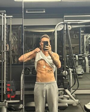 Miguel Cristovinho Instagram - ainda antes de partilhar o melhor de ontem, segue aqui o importante appreciation post ao meu irmão @activeflow_ // para quem não sabe eu conheço o Thomas desde o tempo em que éramos crianças, partilhámos casa, lugares à mesa, família e muitas memórias. umas vezes mais longe, outras mais perto, mas sempre acompanhando as vitórias e as derrotas, o crescimento de cada um, enquanto homens e enquanto profissionais. há dois meses e meio liguei-lhe e disse: “bro preciso de fazer um plano à séria. mudar hábitos, deixar de beber, fumar e comer tudo o que me apetece a qualquer hora do dia, ganhar knowledge sobre comida e sentir-me bem. mas preciso de alguém sempre em cima de mim.” eu sabia o que isso implicaria, para mim e para ele, mas respondeu-me bora. e não vacilámos. em vez de explicar-vos tudo o que fiz, prefiro aproveitar este momento para te agradecer publicamente meu querido, pela tua amizade e pelo teu profissionalismo - és enorme!! - e dizer-vos que a @activeflow_ lançou há 5 dias a sua primeira plataforma de treinos !! um projecto que leva muito suor e lágrimas de quem o criou e vos pode ajudar realmente a trabalharem a vossa mente e o vosso corpo de forma saudável • como ele se fartou de me dizer estes meses… CONFIA, VAI DAR CERTO BICHO!! • se estão à procura de motivação, confiem, e lembrem-se que disciplina e consistência não mentem 🫶