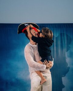 Miguel Cristovinho Instagram - ‘eu continuo igual, o mesmo puto a tentar ser mais crescido / e o teu neto é um pirata como eu era’ • obrigado por todas as mensagens de amor que têm enviado, não há da melhor do que sentir que algo que serve de cura para nós, serve de mil e uma emoções para vocês 🌻 comentem aqui a frase do Mãe que mais vos marcou