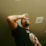 Miguel Cristovinho Instagram - terceira semana, o cansaço veio mandar um ‘méquiééé’ mas… estamos cá • eu calculava que para se atingir excelência enquanto bailarino fosse como em qualquer outra arte - muito sacrifício, dedicação e consistência - mas sinceramente não tinha noção o nível de exigência necessário para se conseguir ser… decente 😂 já não sinto os braços e isto ainda agora começou • bora, a fazer mira lá em cima e vamos rumo ao primeiro 10, 10, 10 • até sábado