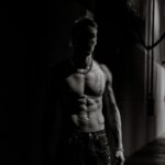 Miguel Cristovinho Instagram - ainda antes de partilhar o melhor de ontem, segue aqui o importante appreciation post ao meu irmão @activeflow_ // para quem não sabe eu conheço o Thomas desde o tempo em que éramos crianças, partilhámos casa, lugares à mesa, família e muitas memórias. umas vezes mais longe, outras mais perto, mas sempre acompanhando as vitórias e as derrotas, o crescimento de cada um, enquanto homens e enquanto profissionais. há dois meses e meio liguei-lhe e disse: “bro preciso de fazer um plano à séria. mudar hábitos, deixar de beber, fumar e comer tudo o que me apetece a qualquer hora do dia, ganhar knowledge sobre comida e sentir-me bem. mas preciso de alguém sempre em cima de mim.” eu sabia o que isso implicaria, para mim e para ele, mas respondeu-me bora. e não vacilámos. em vez de explicar-vos tudo o que fiz, prefiro aproveitar este momento para te agradecer publicamente meu querido, pela tua amizade e pelo teu profissionalismo - és enorme!! - e dizer-vos que a @activeflow_ lançou há 5 dias a sua primeira plataforma de treinos !! um projecto que leva muito suor e lágrimas de quem o criou e vos pode ajudar realmente a trabalharem a vossa mente e o vosso corpo de forma saudável • como ele se fartou de me dizer estes meses… CONFIA, VAI DAR CERTO BICHO!! • se estão à procura de motivação, confiem, e lembrem-se que disciplina e consistência não mentem 🫶