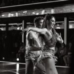 Miguel Cristovinho Instagram - bem amigos, sobre ontem foi uma semana dura, já me tinham avisado que samba era a dança de salão mais difícil e foi muito isso que senti. por mais treino que haja nos poucos dias que temos para ensaiar, por mais repetição de passos ou técnica de pernas, braços, posições que pratiquemos, o meu maior objectivo é e será sempre conseguir realmente não pensar em nada disso durante aquele minuto e divertir-me. fiquei feliz que isso tenha voltado a acontecer receber 9-9-8, possivelmente na minha noite mais fraca desde que começou o programa, deixou-me orgulhoso e olhem… é assim que estamos, o nível está tão elevado que receber uma pontuação como esta não significa necessariamente que tenha correspondido às expectativas. mais um frente-a-frente com uma dupla bonita, duas pessoas com corações de ouro e que também mereciam muito continuar na competição, @tiagocarreira_ e @tuxafierce gosto muito de vocês 🫶🏼 acho que ainda não me habituei a isto de ter pessoas a gastarem dinheiro para eu ficar num programa de televisão mas quero que saibam que sou muito grato por cada um de vocês que votou em mim, prometo voltar a apontar outra vez aos 30 que o Nelson já levou mais um que eu, a Raquel e a Luisinha e alguém tem de ir lá morder-lhe os calcanhares pequena grande nota de rodapé: cada pessoa é livre e tem o direito à sua opinião, no entanto não vou permitir comentários de ódio gratuitos a outros concorrentes aqui no meu instagram. o programa tem o formato que tem, desde sempre, e estas são as regras do jogo, estamos todos a dar o nosso melhor e ninguém merece ser enxovalhado por tentar fazer algo que nunca fez. muito amor 🩶 // 📸 @catiafigueiredo.photo