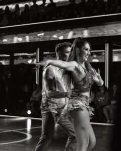 Miguel Cristovinho Instagram - bem amigos, sobre ontem foi uma semana dura, já me tinham avisado que samba era a dança de salão mais difícil e foi muito isso que senti. por mais treino que haja nos poucos dias que temos para ensaiar, por mais repetição de passos ou técnica de pernas, braços, posições que pratiquemos, o meu maior objectivo é e será sempre conseguir realmente não pensar em nada disso durante aquele minuto e divertir-me. fiquei feliz que isso tenha voltado a acontecer receber 9-9-8, possivelmente na minha noite mais fraca desde que começou o programa, deixou-me orgulhoso e olhem… é assim que estamos, o nível está tão elevado que receber uma pontuação como esta não significa necessariamente que tenha correspondido às expectativas. mais um frente-a-frente com uma dupla bonita, duas pessoas com corações de ouro e que também mereciam muito continuar na competição, @tiagocarreira_ e @tuxafierce gosto muito de vocês 🫶🏼 acho que ainda não me habituei a isto de ter pessoas a gastarem dinheiro para eu ficar num programa de televisão mas quero que saibam que sou muito grato por cada um de vocês que votou em mim, prometo voltar a apontar outra vez aos 30 que o Nelson já levou mais um que eu, a Raquel e a Luisinha e alguém tem de ir lá morder-lhe os calcanhares pequena grande nota de rodapé: cada pessoa é livre e tem o direito à sua opinião, no entanto não vou permitir comentários de ódio gratuitos a outros concorrentes aqui no meu instagram. o programa tem o formato que tem, desde sempre, e estas são as regras do jogo, estamos todos a dar o nosso melhor e ninguém merece ser enxovalhado por tentar fazer algo que nunca fez. muito amor 🩶 // 📸 @catiafigueiredo.photo