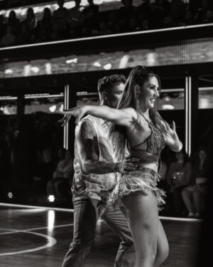 Miguel Cristovinho Instagram - bem amigos, sobre ontem
foi uma semana dura, já me tinham avisado que samba era a dança de salão mais difícil e foi muito isso que senti. por mais treino que haja nos poucos dias que temos para ensaiar, por mais repetição de passos ou técnica de pernas, braços, posições que pratiquemos, o meu maior objectivo é e será sempre conseguir realmente não pensar em nada disso durante aquele minuto e divertir-me. fiquei feliz que isso tenha voltado a acontecer
receber 9-9-8, possivelmente na minha noite mais fraca desde que começou o programa, deixou-me orgulhoso e olhem… é assim que estamos, o nível está tão elevado que receber uma pontuação como esta não significa necessariamente que tenha correspondido às expectativas.
mais um frente-a-frente com uma dupla bonita, duas pessoas com corações de ouro e que também mereciam muito continuar na competição, @tiagocarreira_ e @tuxafierce gosto muito de vocês 🫶🏼
acho que ainda não me habituei a isto de ter pessoas a gastarem dinheiro para eu ficar num programa de televisão mas quero que saibam que sou muito grato por cada um de vocês que votou em mim, prometo voltar a apontar outra vez aos 30 que o Nelson já levou mais um que eu, a Raquel e a Luisinha e alguém tem de ir lá morder-lhe os calcanhares 

pequena grande nota de rodapé: cada pessoa é livre e tem o direito à sua opinião, no entanto não vou permitir comentários de ódio gratuitos a outros concorrentes aqui no meu instagram. o programa tem o formato que tem, desde sempre, e estas são as regras do jogo, estamos todos a dar o nosso melhor e ninguém merece ser enxovalhado por tentar fazer algo que nunca fez. muito amor 🩶

// 📸 @catiafigueiredo.photo