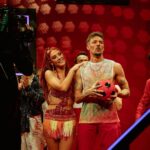 Miguel Cristovinho Instagram - bem amigos, sobre ontem foi uma semana dura, já me tinham avisado que samba era a dança de salão mais difícil e foi muito isso que senti. por mais treino que haja nos poucos dias que temos para ensaiar, por mais repetição de passos ou técnica de pernas, braços, posições que pratiquemos, o meu maior objectivo é e será sempre conseguir realmente não pensar em nada disso durante aquele minuto e divertir-me. fiquei feliz que isso tenha voltado a acontecer receber 9-9-8, possivelmente na minha noite mais fraca desde que começou o programa, deixou-me orgulhoso e olhem… é assim que estamos, o nível está tão elevado que receber uma pontuação como esta não significa necessariamente que tenha correspondido às expectativas. mais um frente-a-frente com uma dupla bonita, duas pessoas com corações de ouro e que também mereciam muito continuar na competição, @tiagocarreira_ e @tuxafierce gosto muito de vocês 🫶🏼 acho que ainda não me habituei a isto de ter pessoas a gastarem dinheiro para eu ficar num programa de televisão mas quero que saibam que sou muito grato por cada um de vocês que votou em mim, prometo voltar a apontar outra vez aos 30 que o Nelson já levou mais um que eu, a Raquel e a Luisinha e alguém tem de ir lá morder-lhe os calcanhares pequena grande nota de rodapé: cada pessoa é livre e tem o direito à sua opinião, no entanto não vou permitir comentários de ódio gratuitos a outros concorrentes aqui no meu instagram. o programa tem o formato que tem, desde sempre, e estas são as regras do jogo, estamos todos a dar o nosso melhor e ninguém merece ser enxovalhado por tentar fazer algo que nunca fez. muito amor 🩶 // 📸 @catiafigueiredo.photo